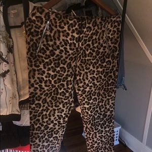 Leopard print skinny pants with zipped up pockets